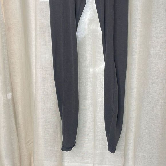 Fabletics ULTRA HIGHWAISTED WOOL BASELAYER LEGGING SHORT XXS/0-2 - Picture 3 of 9